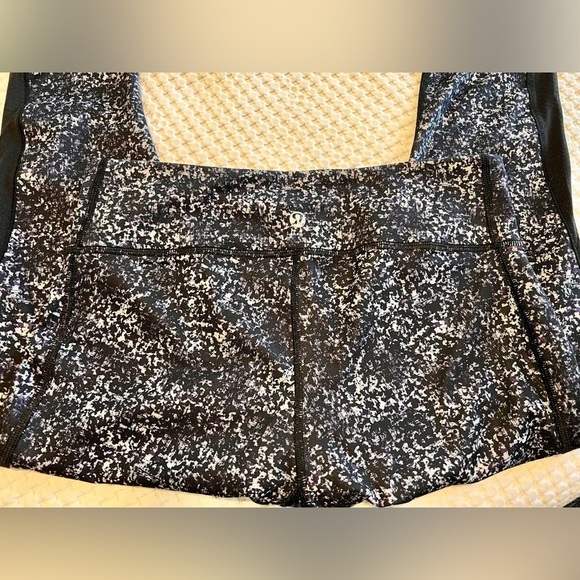 LULULEMON Black and white yoga capri pants‎ size 6. - Picture 4 of 7